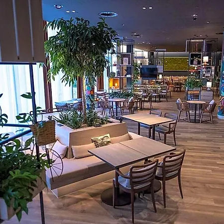 Intercityhotel Amsterdam Schiphol Airport מלון